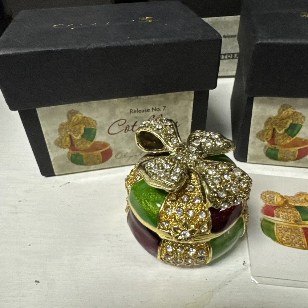 Blinged Enamel‎ Trinket Pill Box Objet D'ART FORM COLLECTIBLES Cotillion #7